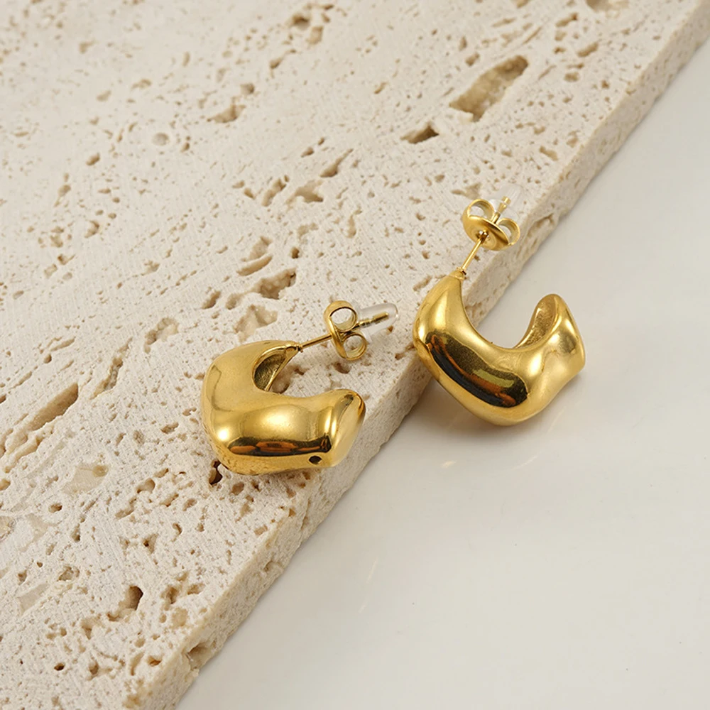 French Style 18K Gold PVD Stainless Steel Hoop Earrings Waterproof Minimalist Abstract Curved C-Shaped Stud Earrings 8MM Width