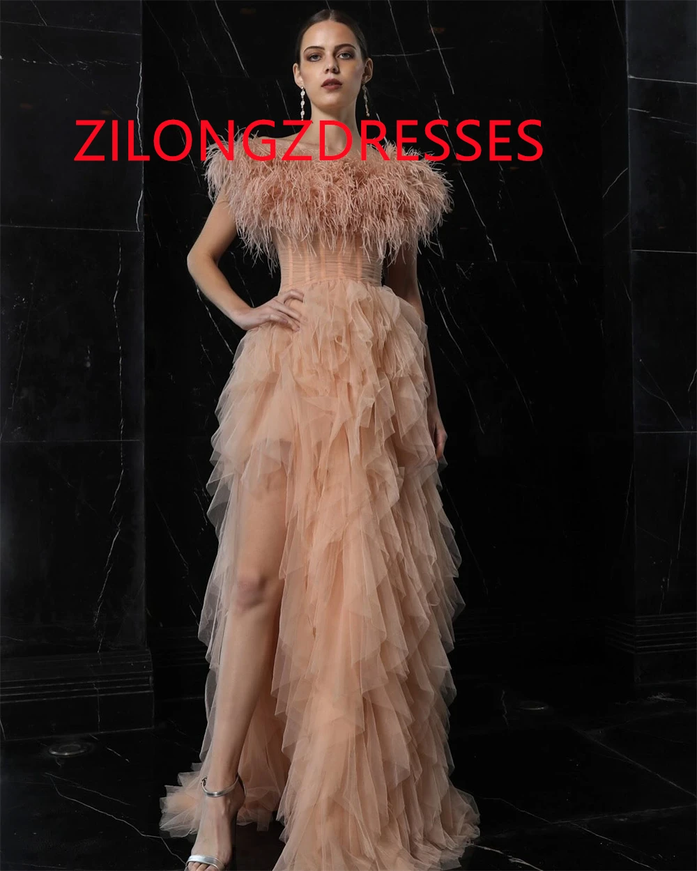 Aangepaste prachtige champagne tule avondjurk romantische strapless off-the-shoulder mouwloze gelaagde zijsplit galajurk