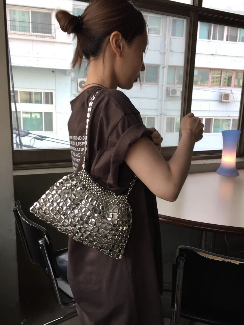 シルバー手織りビーズデザインハンドバッグ Y2KK ニッチデザインセンセーションショルダーバッグ 夏用 トレンディな中国風 ソフトアクリル素材