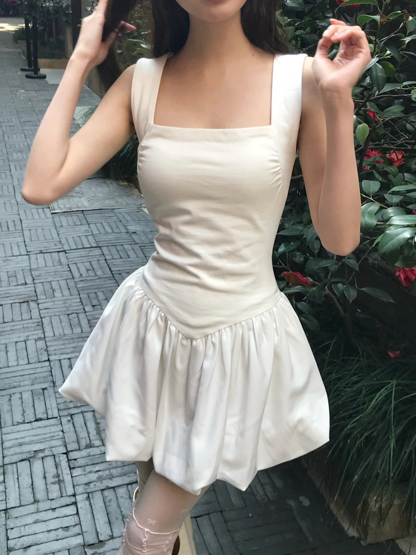 Amyway バレエレトロスクエアカラーノースリーブベストドレスウエスト絞りプリンセススカートふわふわショートスカート女性のサマードレス