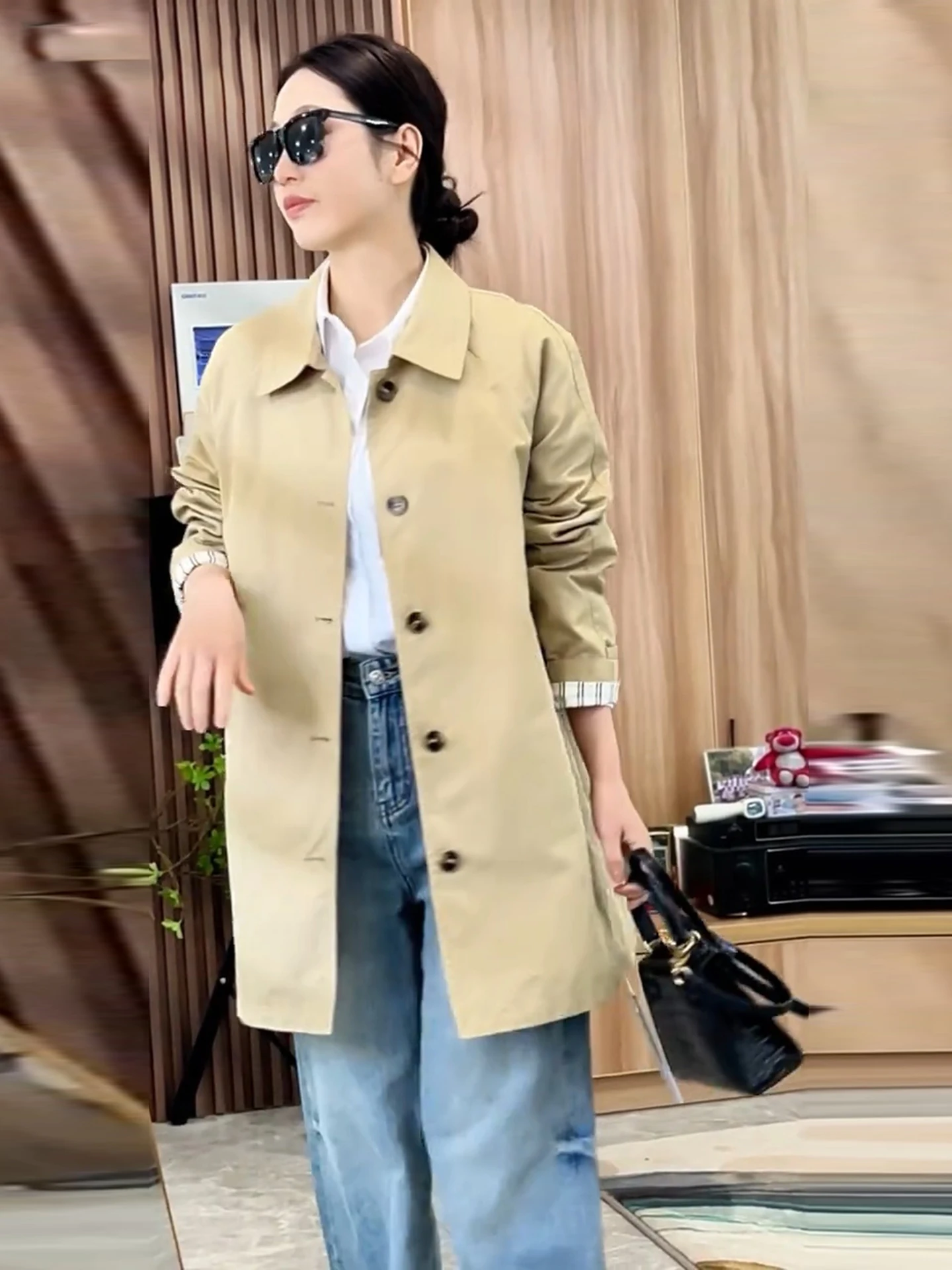 เสื้อโค้ทผู้หญิงแบบยาวปานกลาง สไตล์บริติเชียน รุ่นใหม่ ปี 2025 สำหรับฤดูใบไม้ผลิและฤดูใบไม้ร่วง คุณภาพสูง สวยงามมาก ไซส์เล็ก แฟชั่นทันสมัย