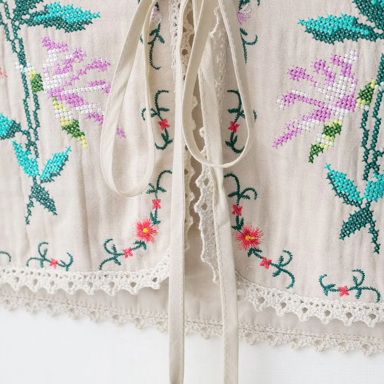 

Topenomi Chic Flower Embroidery Vest Women 2025 Summer V Neck Lace Up Sleeveless Short Tops Vintage Fashion Versatile Waistcoat