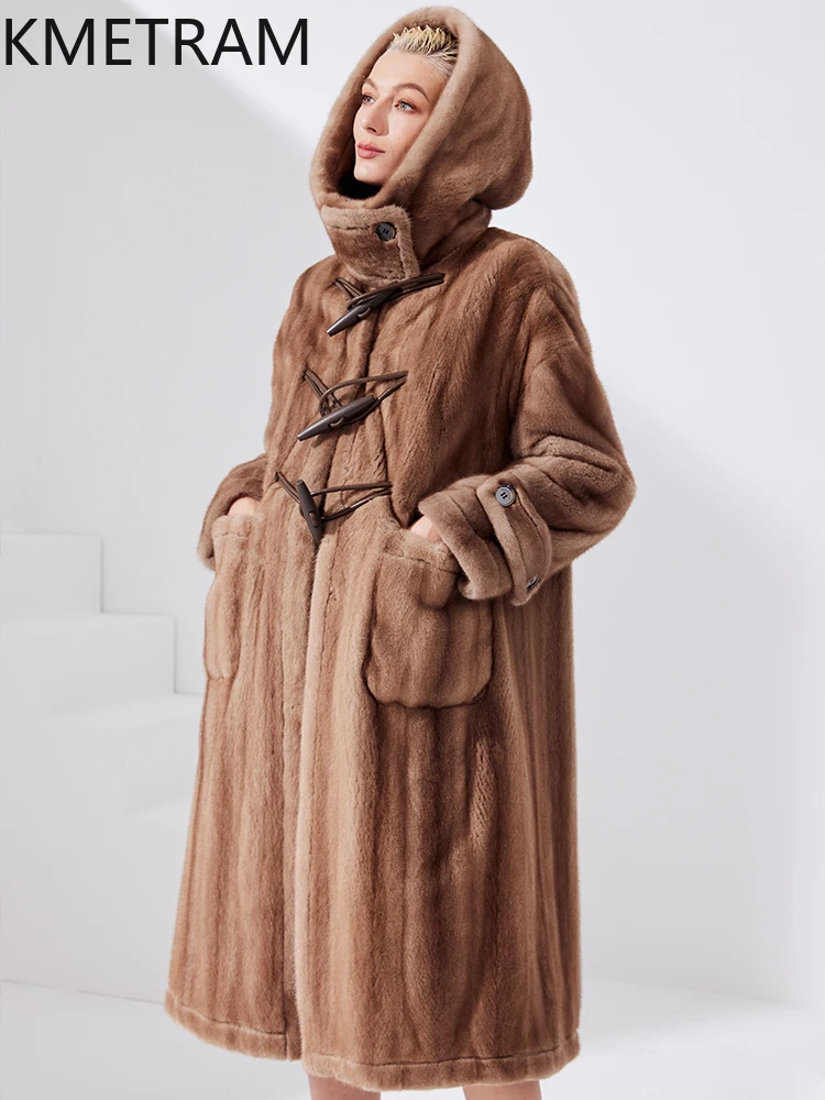 سترة نسائية من فرو المنك الطبيعي لعام 100% معطف فرو حقيقي طويل بني عالي الجودة مع غطاء محرك السيارة معاطف شتوية ملابس نسائية 2025 صولبات نسائية