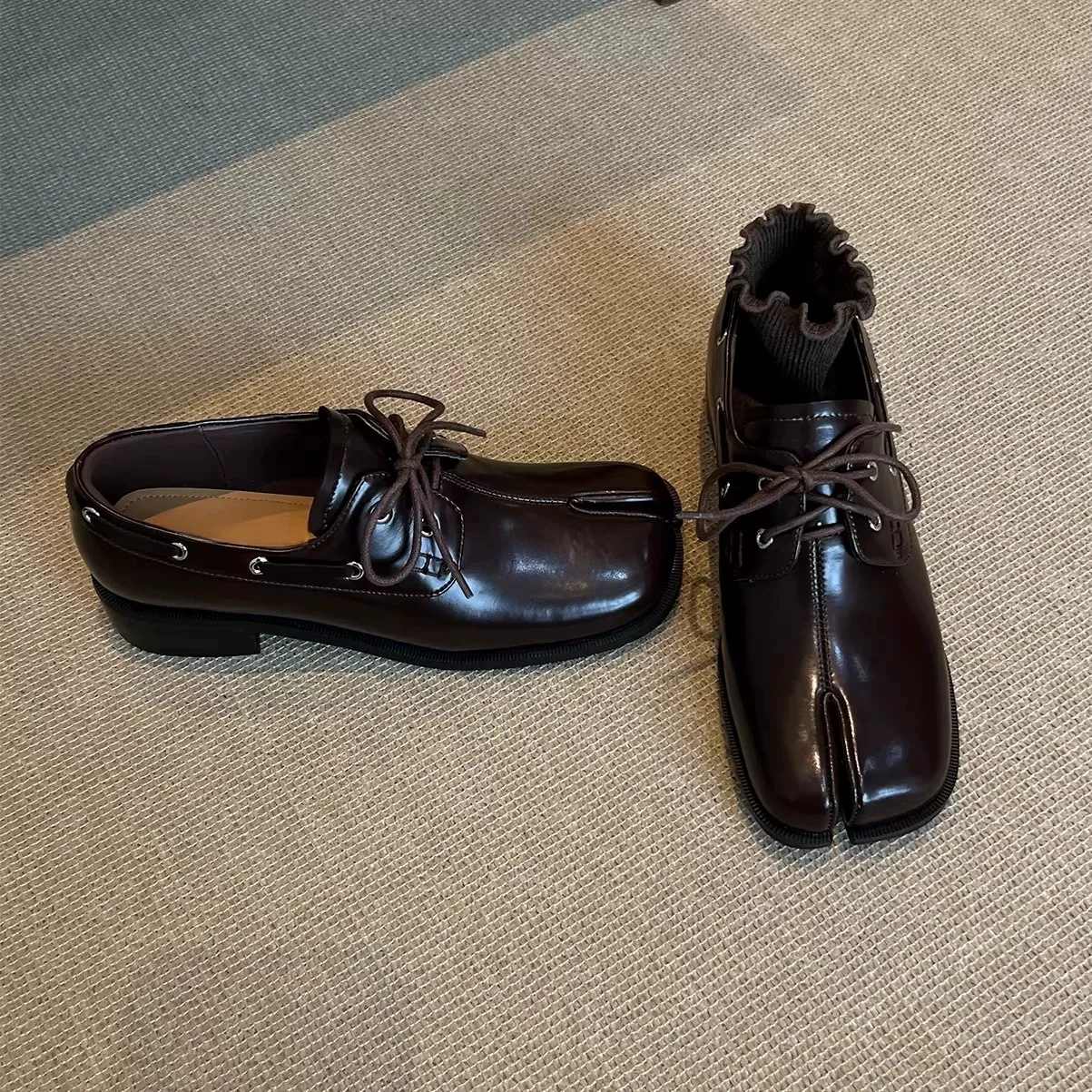 

IPPEUM Черные туфли Мэри Джейн 2026: Новые модные лоферы-балетки с раздельным носком