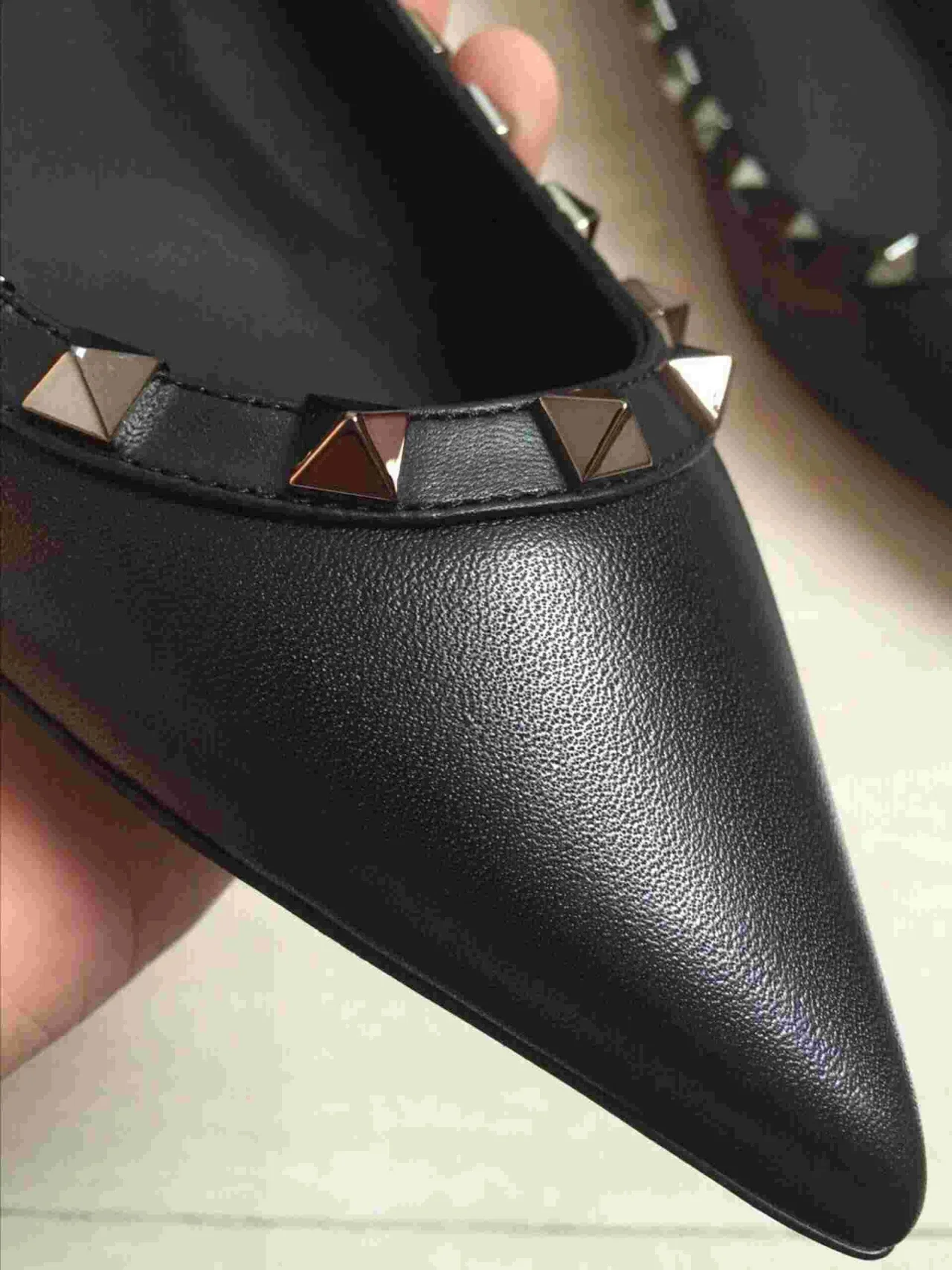 New 2023 Pointed Toe Women Flat Shoes Spring Autumn Rivets Classic Ladie Flats Black All Match Soft Boat Shoes  Ladies Shoes