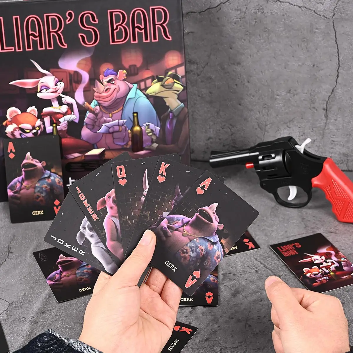 لعبة بطاقات الإستراتيجية الاجتماعية من Liar's Bar - 20 بطاقة بطاقات مصنوعة بخبر مع دعائم تحت عنوان لحفلات العطلات وملامب الأسرة #3