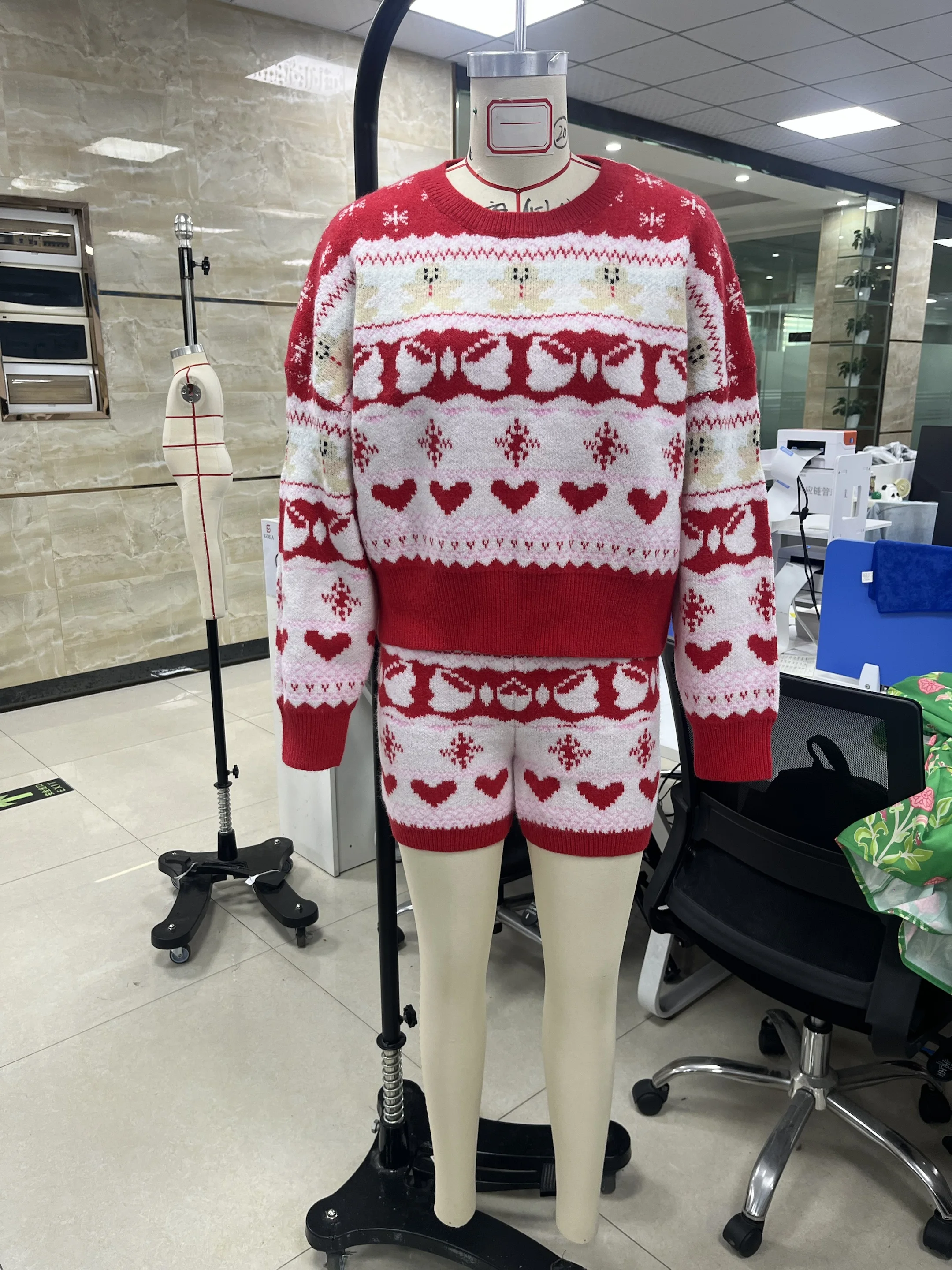 

Женский рождественский наряд, вязаный свитер с круглым вырезом и длинными рукавами в виде пряничного человечка, шорты с эластичной резинкой на талии, праздничный костюм