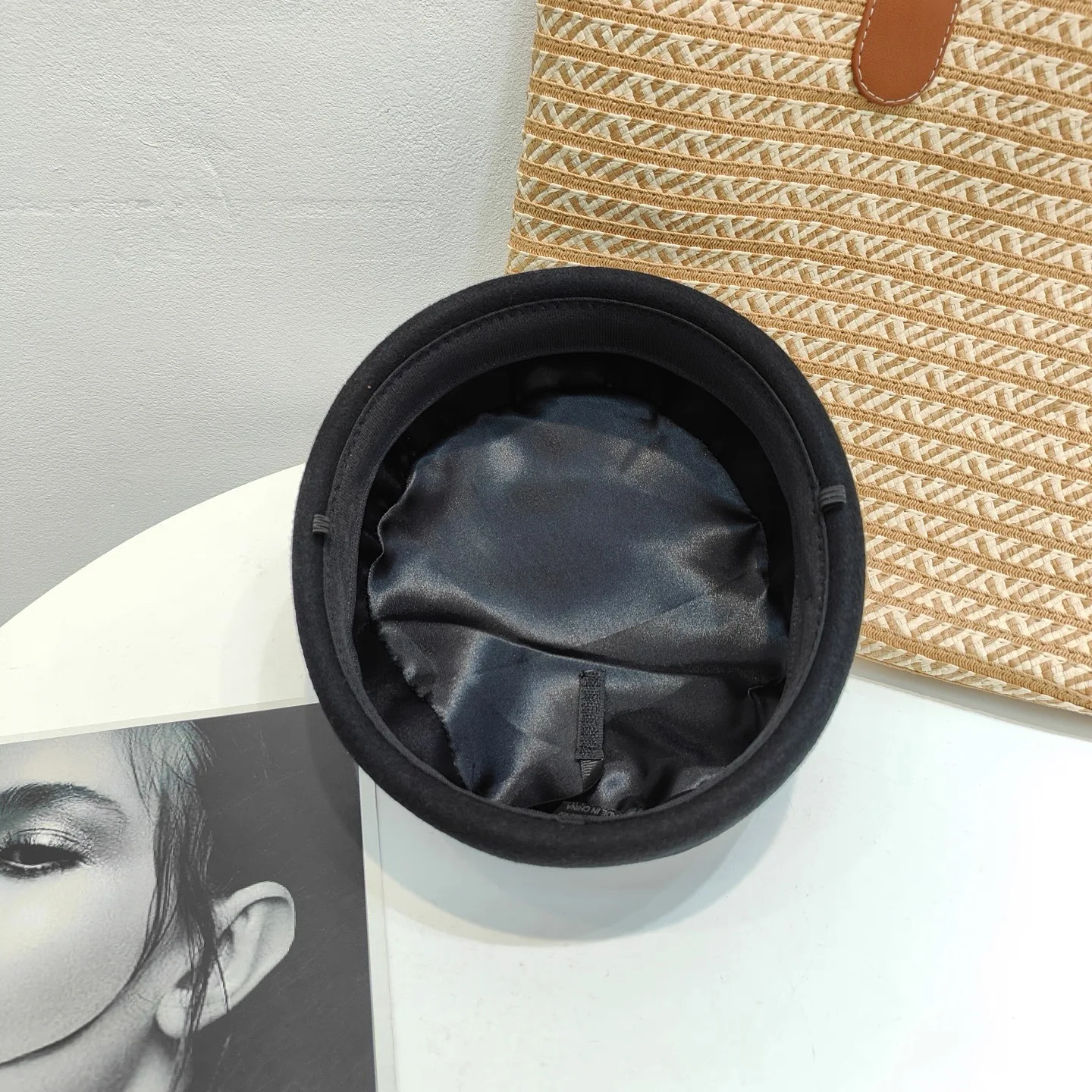 2025 Cappello berretto di lana con top rigido da donna Bianco Nero Cachi Feltro di lana Cappello da strillone Moda retrò Affascinante Hostess Designer formale