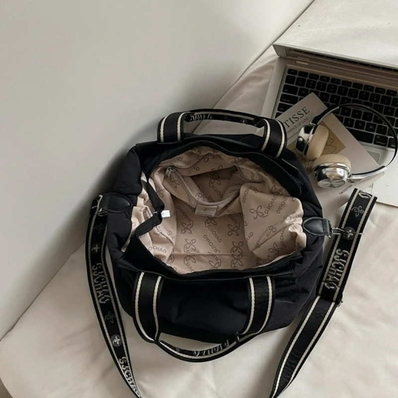 موضة جديدة سعة كبيرة النايلون حقائب بيد علوية المرأة بسيطة الترفيه حقائب كتف مريحة ومتعددة الاستخدامات الملمس حقيبة المدرب