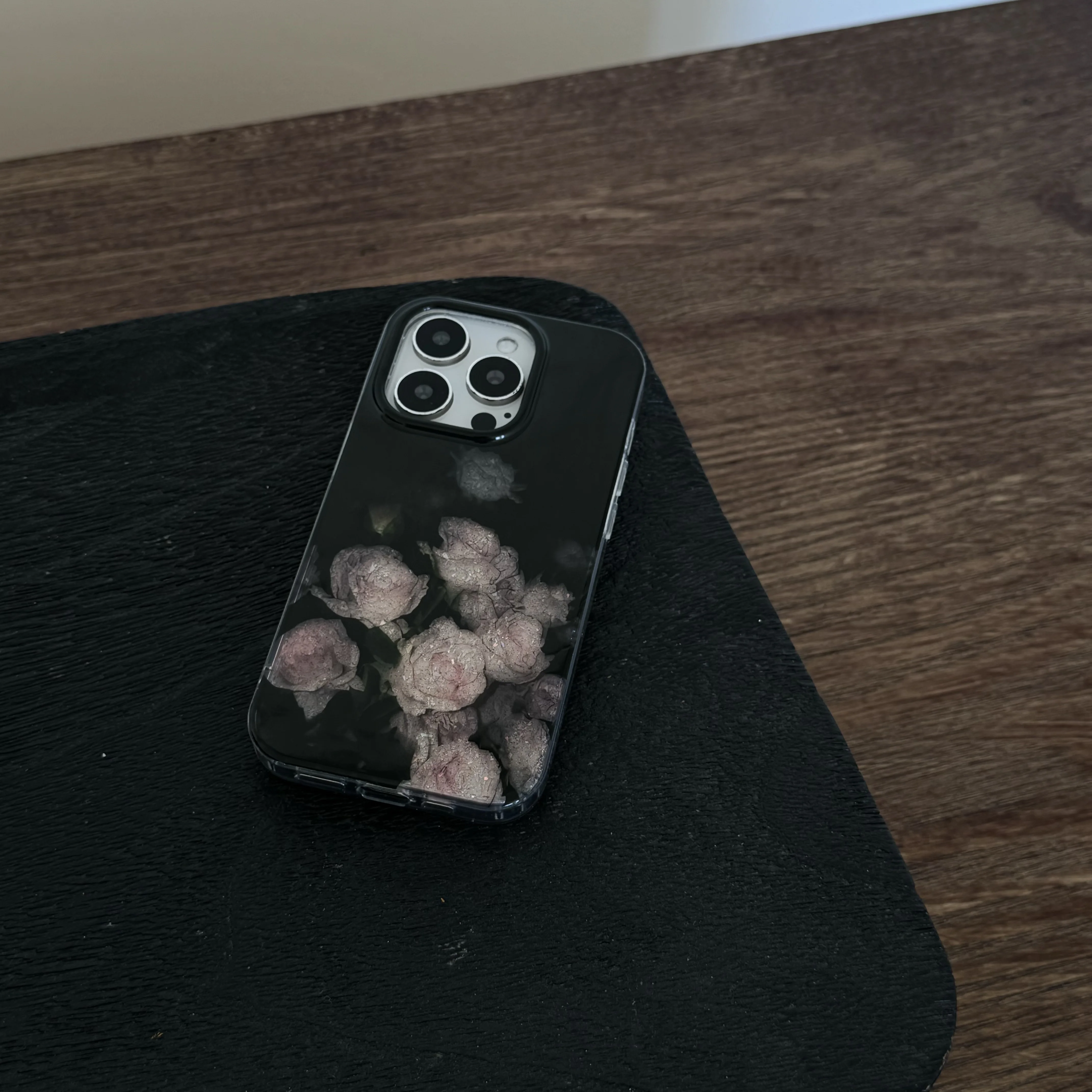 Vintage Dreamy Black Background Glittering Roses Chic Phone Case for iPhone 16 15 14 13 Pro Max Back Phone Cover Capa