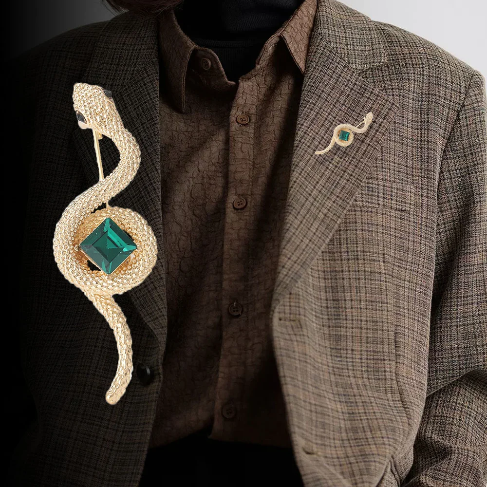 

Creative and Unique Red and Emerald Cobra Brooch, Personalized Animal Snake Shaped Brooch, Versatile Men's Clothing Accessories
