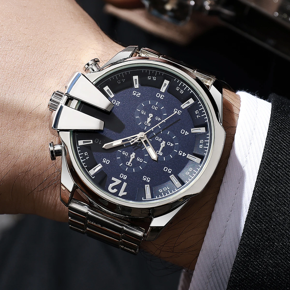 ساعة كوارتز رجالية ذات طابع شخصي بسيط وحزام معدني بقرص كبير، مناسبة للارتداء اليومي، وهدايا عيد الميلاد