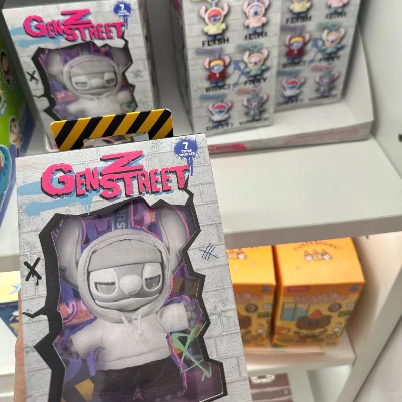 

Виниловая глухая коробка NewArrivalStitchGen ZStreet Series 2025 — модель шарнирной строчки с рюкзаком и подвеской — идеальный подарок на день рождения