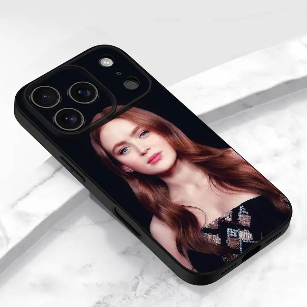 เคสโทรศัพท์ลาย S-Sadie Sink สำหรับ iPhone 17,16,15,14,13,12,11,Pro,Max,Plus,E,Air,Mini ป้องกันรอยขีดข่วน สีดำ