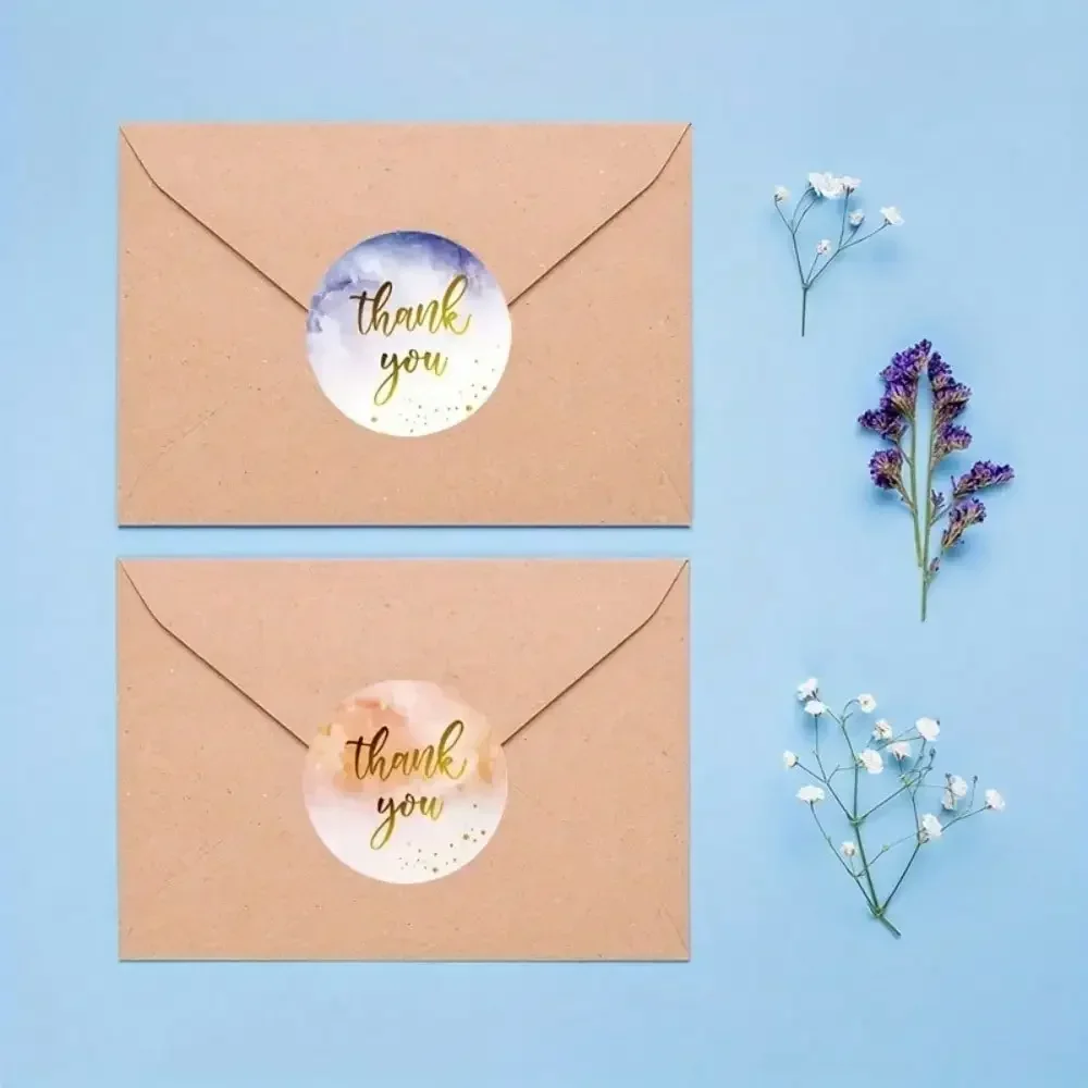 다채로운 원형 감사 스티커 500개, 1인치 금색 필기체 디자인, 분홍색 배경 - 종이 라벨 롤, 선물용으로 적합, 크