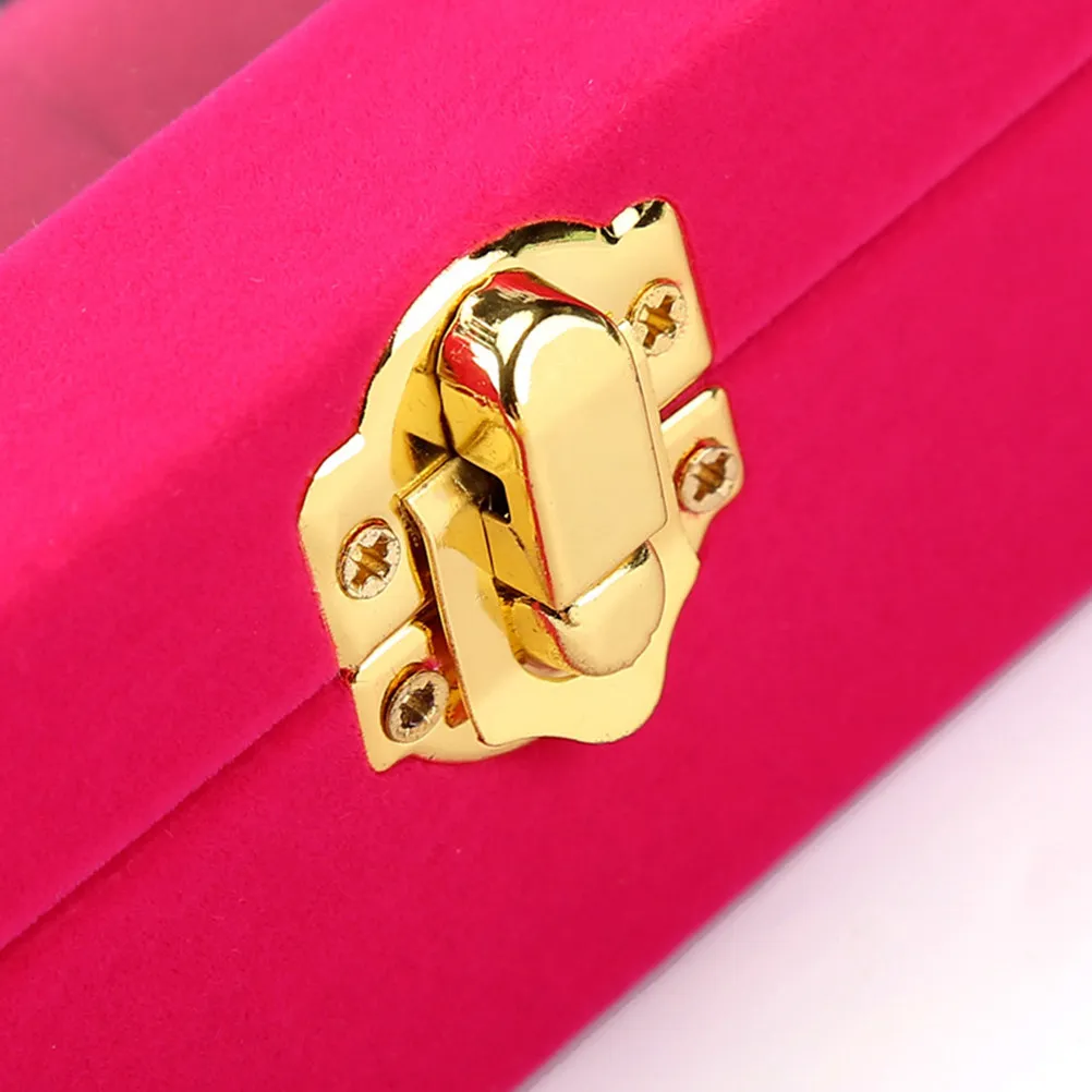 小さくて可愛らしい木製のジュエリーボックス。ロマンチックなアートデザインで、金色の留め具が付いており、指輪やイヤリングを安全に収納・展示できる整理ケース。
