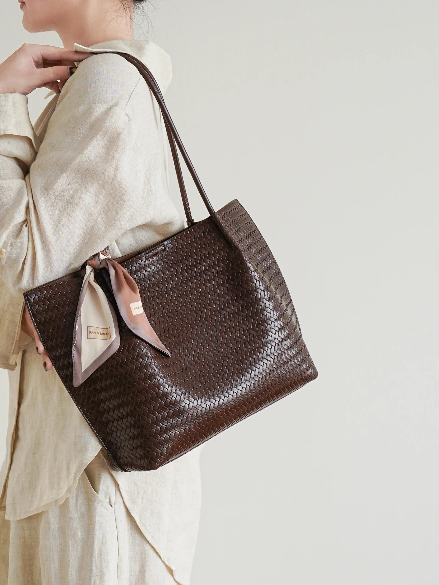 

Elegant Commuter Style Large Capacity Women's Tote Bag Single Shoulder Underarm Bag for Work Simple Design Commuter Bag