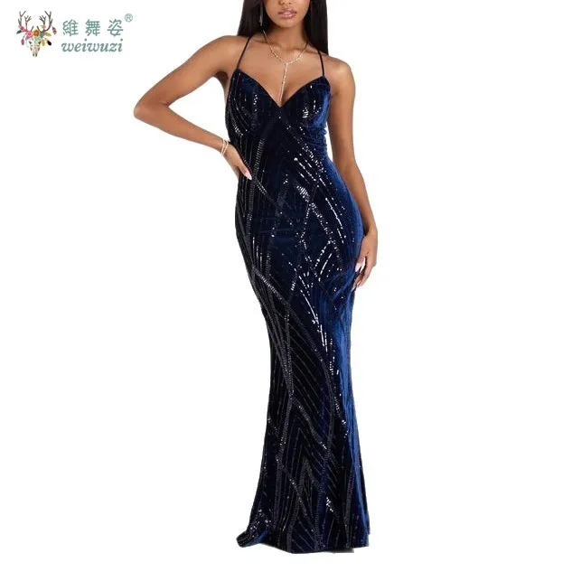 ชุดราตรีค็อกเทลสีน้ำเงินเข้ม สายเดี่ยวบาง แต่งเลื่อม โชว์หลัง ทรงเข้ารูป กระชับสะโพก ดีไซน์เซ็กซี่และทันสมัย