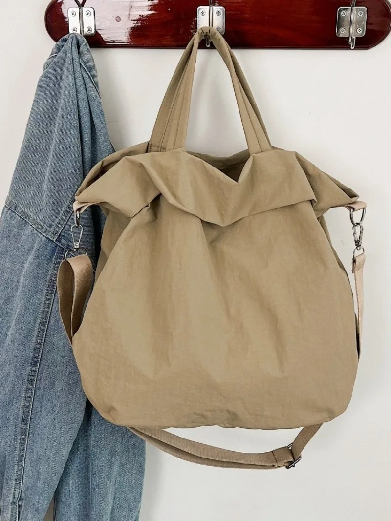 CEEKAY Mattschwarze, gekräuselte Nylon-Umhängetasche, übergroße, weiche Umhängetasche mit einfacher Überschlagöffnung, breiter, verstellbarer Stoffriemen, lässige Handtasche – Detail 31