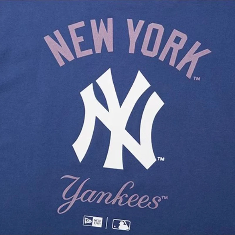 New Era Ss25 Seri Fungsional Nyaman Mlb New York Yankees Kaos Lengan Pendek Kerah Bulat Santai Bernapas dengan Cetakan Belakang Unisex