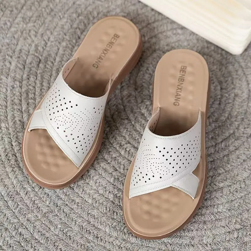 المرأة المفتوحة تو الجلود شقة وحيد النعال الصيف جديد لينة وحيد عدم الانزلاق خفيفة الوزن مريحة المنزل النعال شباشب لخارج المنزل