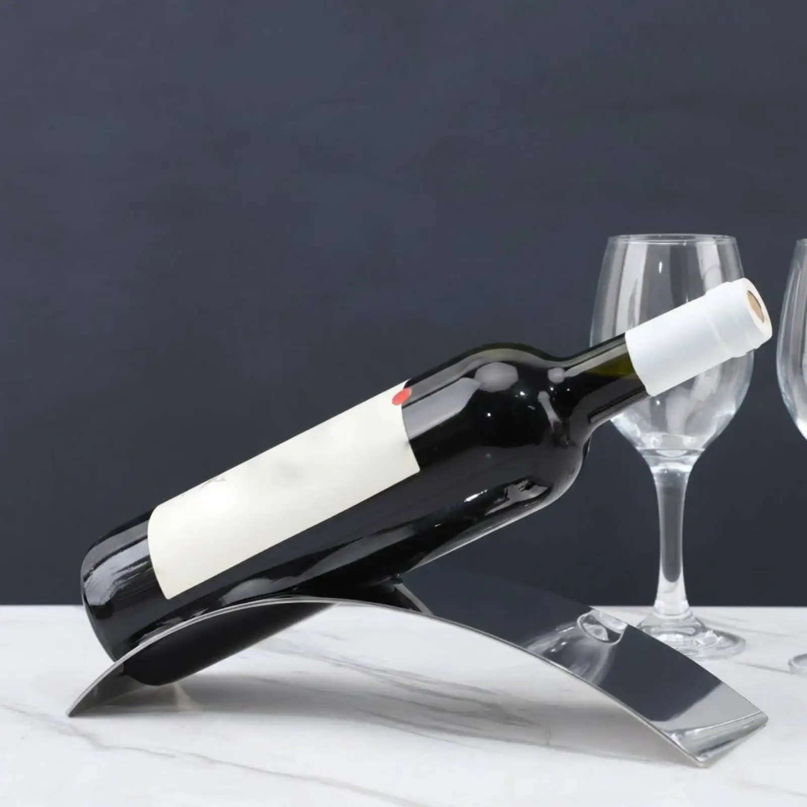 porta-bottiglie-di-vino-in-acciaio-inox-dal-design-minimalista-elegante-e-arcuato