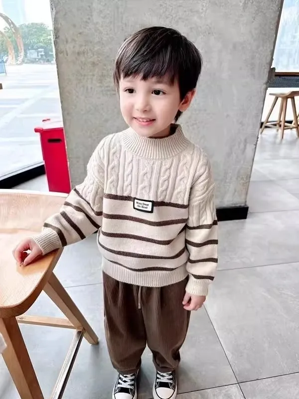 Boy's boy's round collar sweater, children's knitwear.