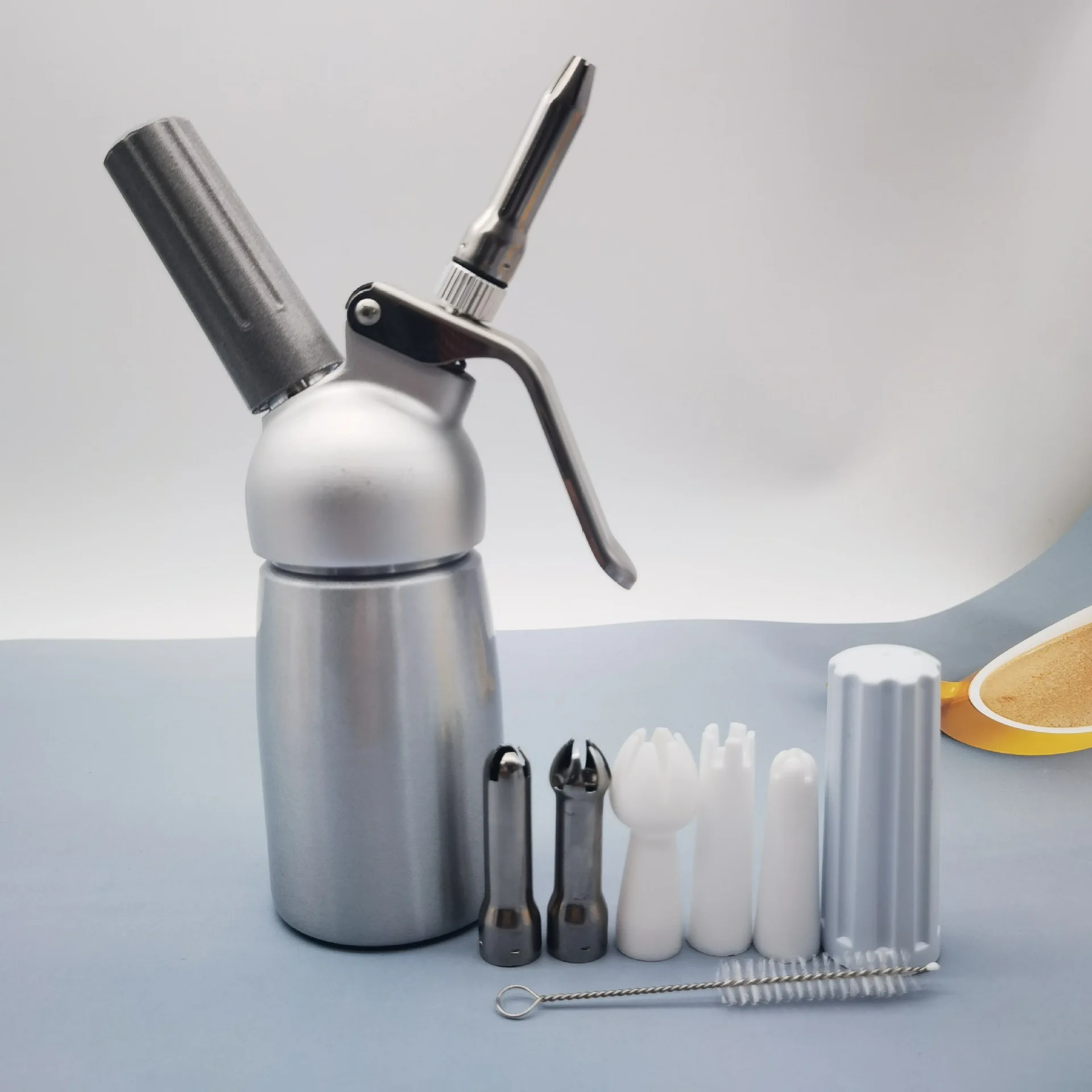 

Aluminum Cream Gun Foam Dispenser 500ML Stainless Steel Siphon Vase Mounting Soda Gun for Home Bakery Coffee Shop