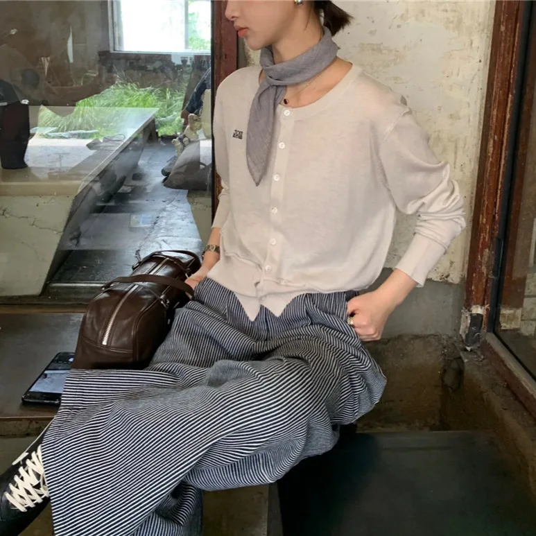 8212 Cárdigan bordado con letras blancas otoño nuevo estilo coreano mezcla de lana fresca cuello redondo botón cintura Top