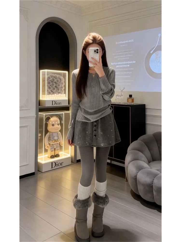 

Комплект из топа и юбки Pure Desire Design для женщин: высококачественный полосатый костюм из двух предметов, модный повседневный комплект с V-образным вырезом, новинка весенней коллекции.