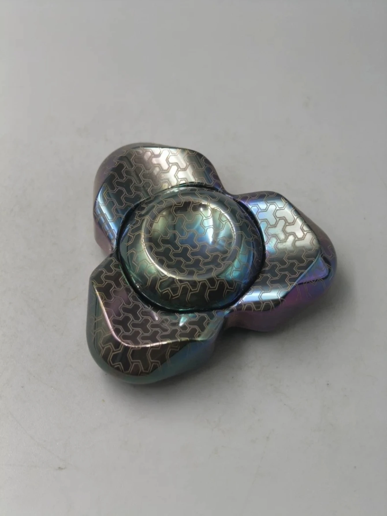 

Peacock Feather Three Leaf Zirconium Colored Mountain Armor Pattern Fingertip Gyroscope EDC Metal Stress Relief Toy