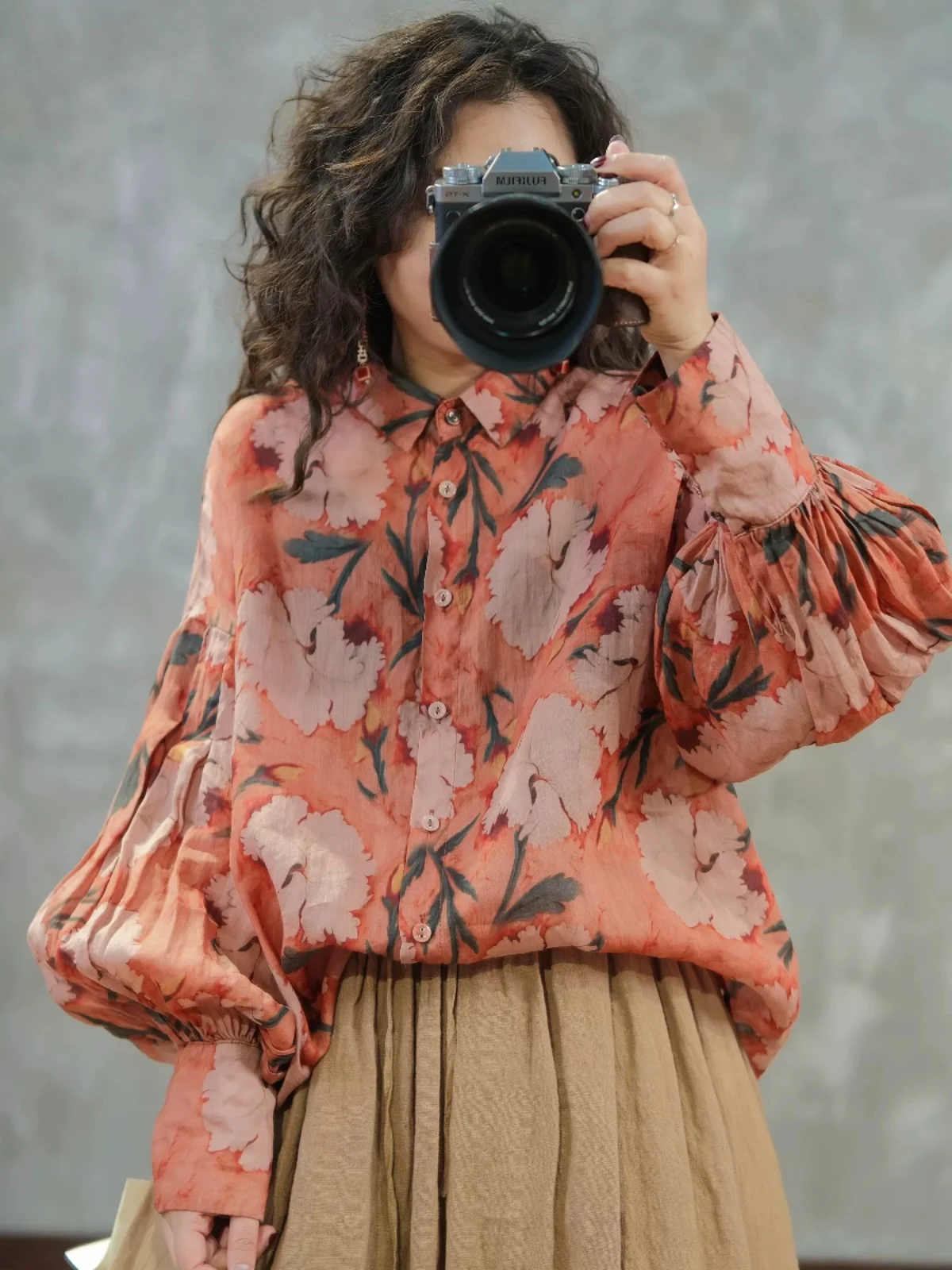 قميص كتان مطبوع أنيق للنساء جديد خريف 2025 مقاس كبير فاخر فريد من نوعه ذو جو جميل ونمط حلو وواسع