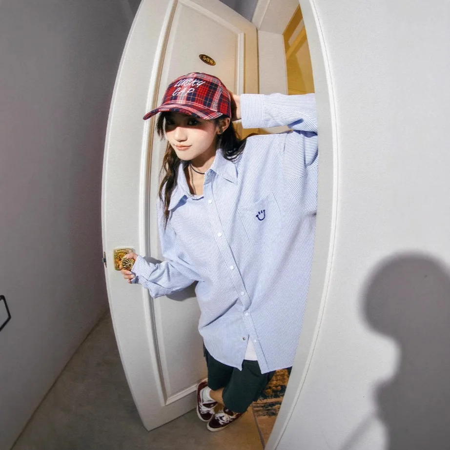 قميص مخطط للأزواج لربيع وخريف 2025 قميص عالي الجودة فضفاض ومتعدد الاستخدامات على طراز الحرم الجامعي للجنسين #3