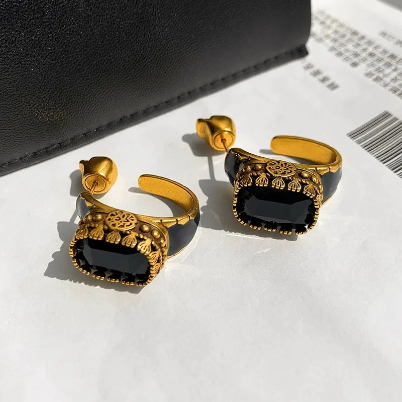 

Paris Design Obsidian Retro Dark Agate Enamel Drip Glazed Earrings for Men&Women Light Luxury Fashionable Skull Earrings