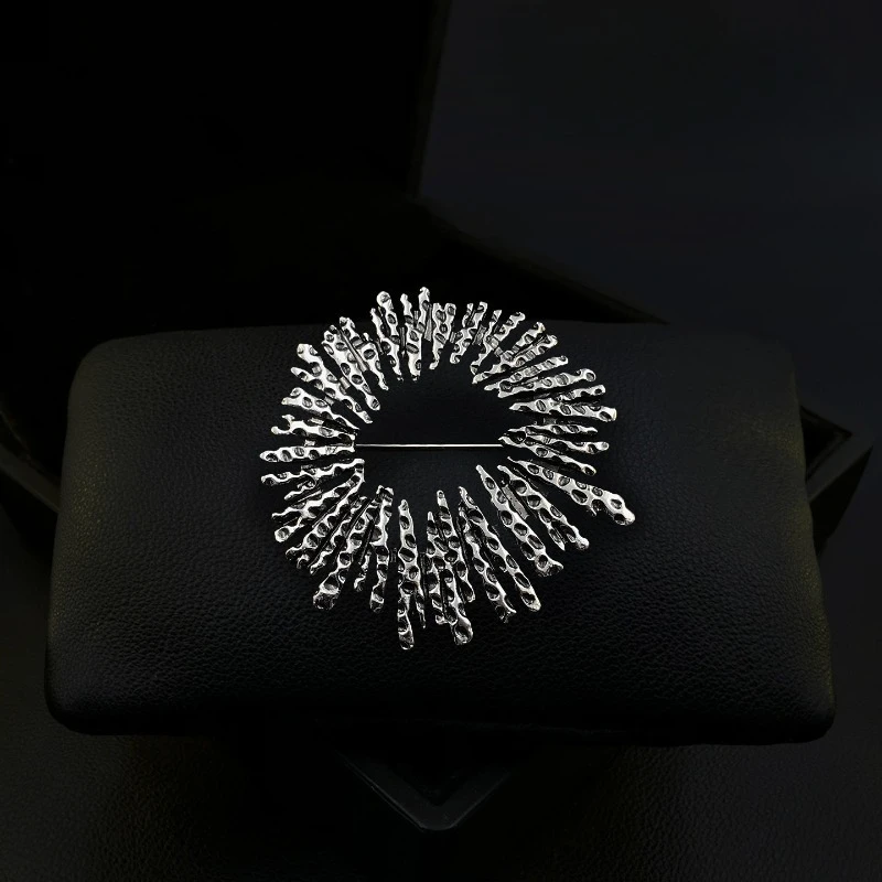 

Vintage Chic Metal Brooch Niche Design Sense Scarf Buckle Light Luxury Fixed Shawl Buckle for Women Suit Lapel Pin Jewelry 2131