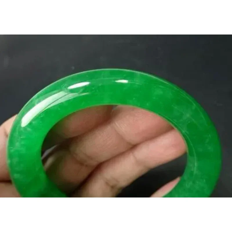 Old products collection: apple green jade bracelet in Qing dynasty