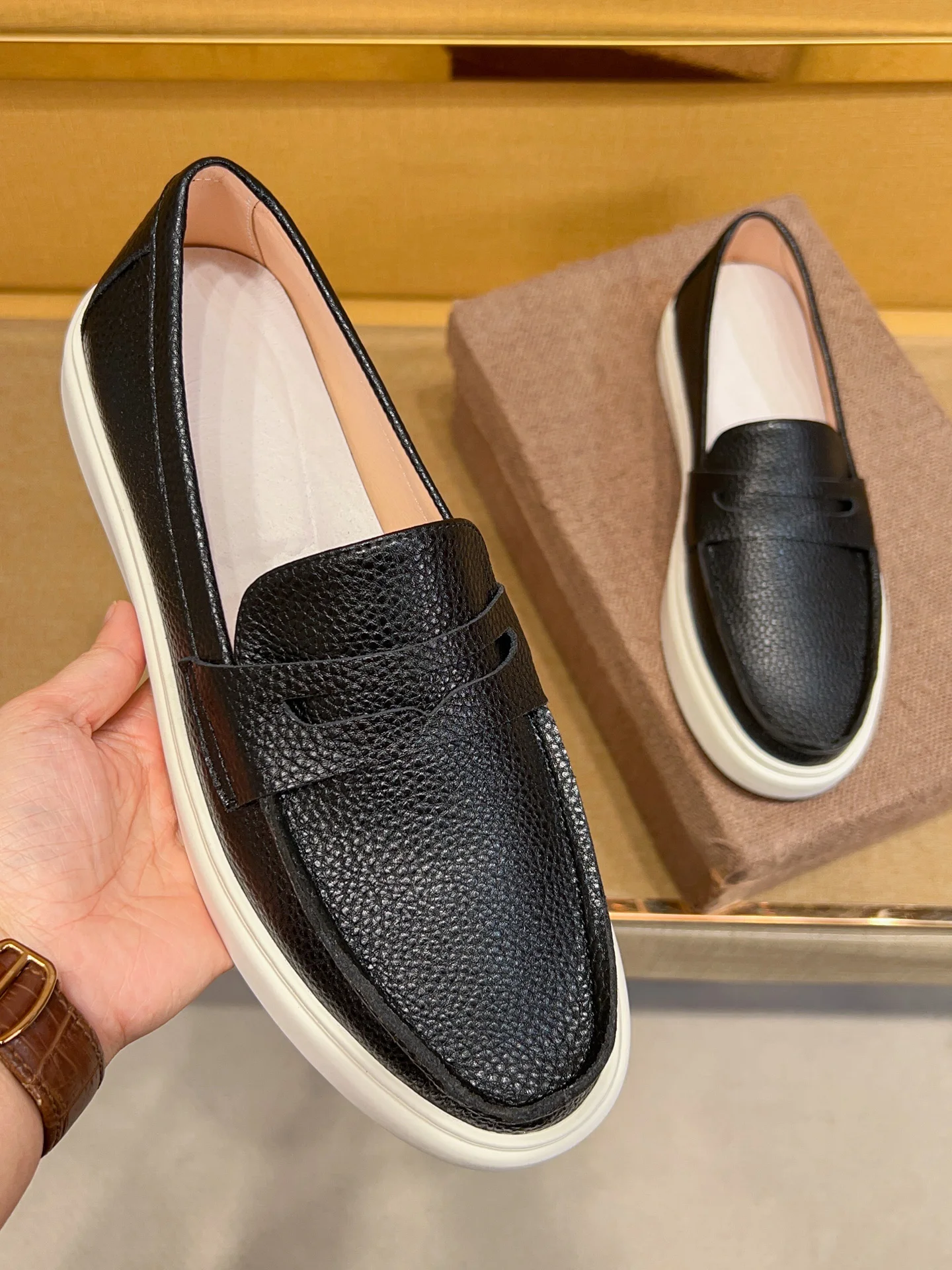 

Genuine Leather Men's Slip-On Loers Breathable Casual oes round Toe Cowhide Upper Comfortable Rubber Outsole Bla