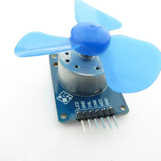 Controle experimental do motor da c.c. do módulo 5v compatível arduino do ventilador da c.c. único microcomputador da microplaqueta para a frente e controle reverso