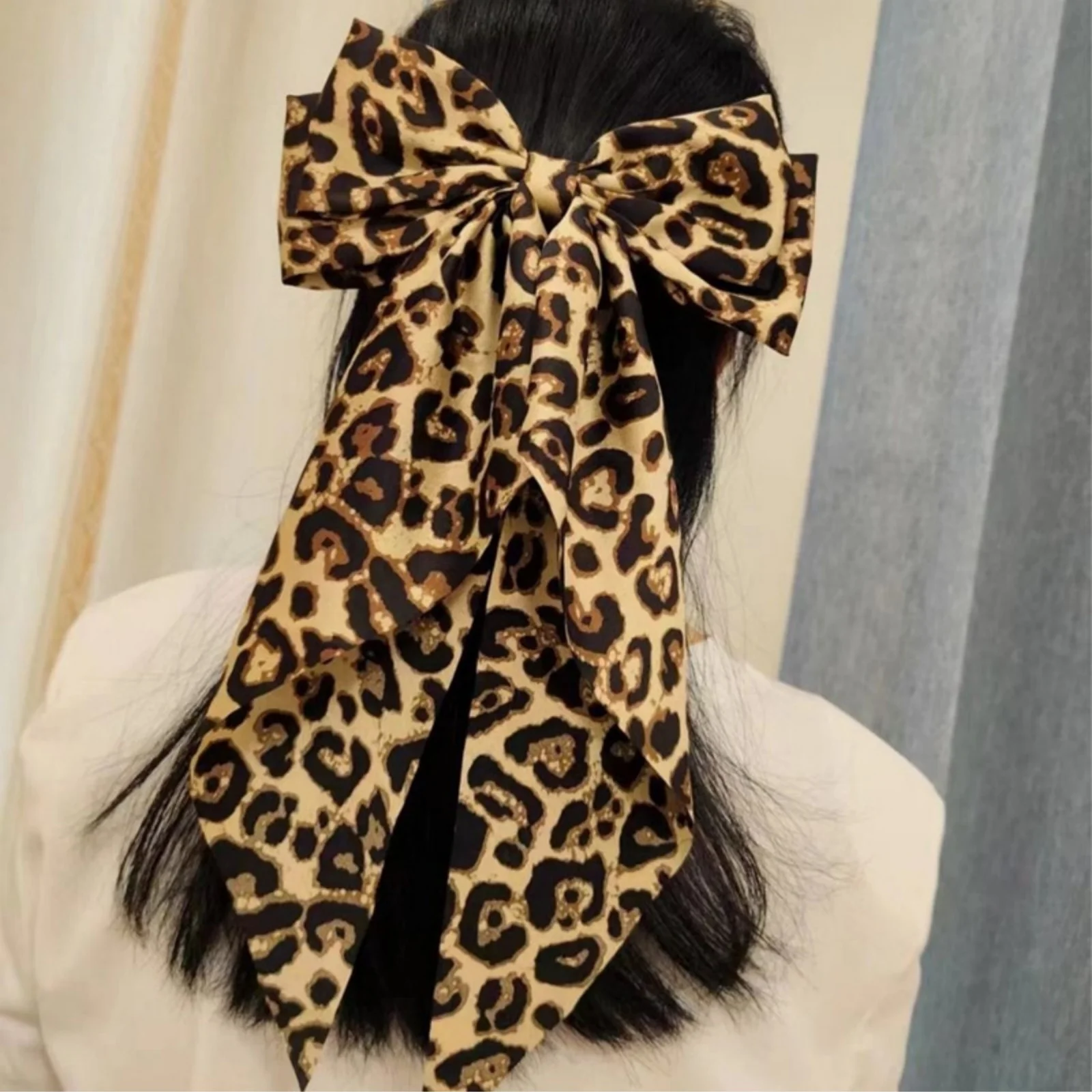 2er-Set Satin Leopard einfarbige Schleife lange schwimmende Federklammer Kopfschmuck Haarschmuck einfarbig Leopard Boho – Detail 7