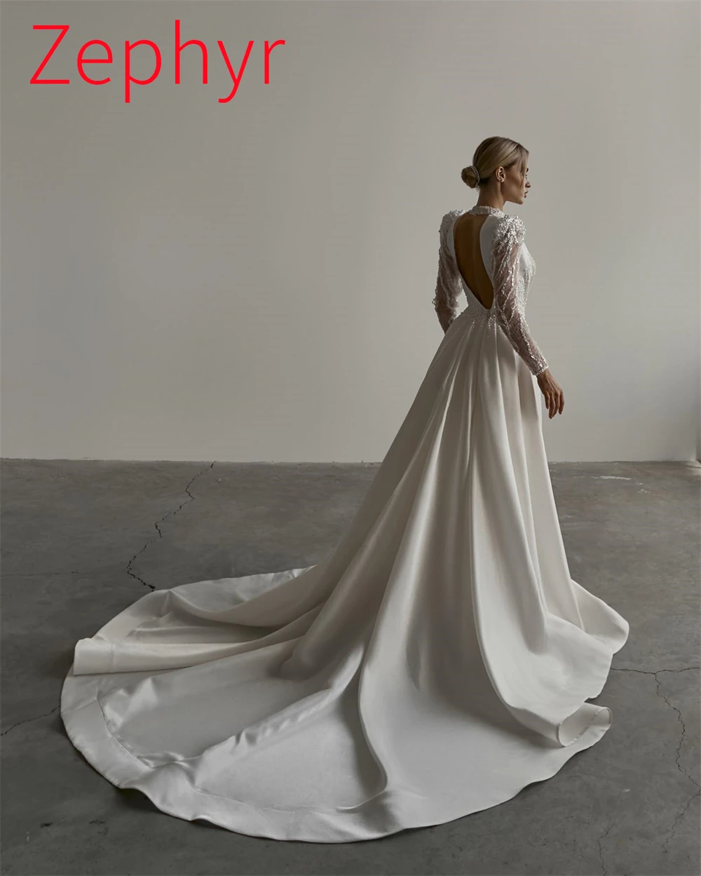 Vestido de novia de satén blanco personalizado de alta calidad, vestidos de novia sexis con cuello alto y mangas largas con tren capilla y perlas de encaje sin espalda