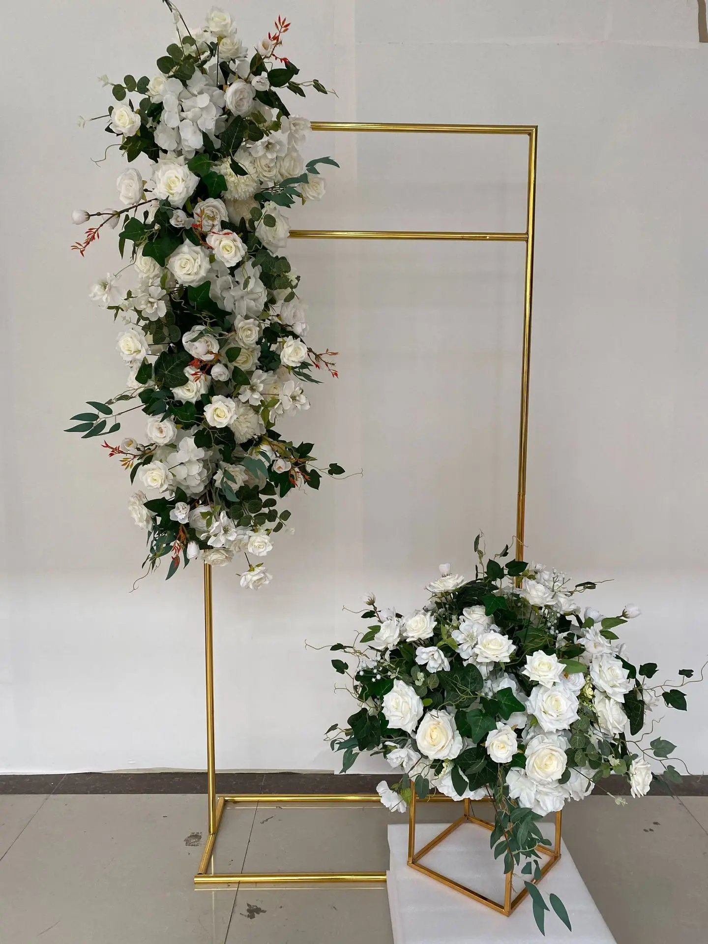 Großhandel Künstliche Blumenkugel Blumenreihe Eisenbogen Blumendekoration Hochzeitstisch Geometrischer Rahmen Kunstblumen Event-Zubehör – Detail 10
