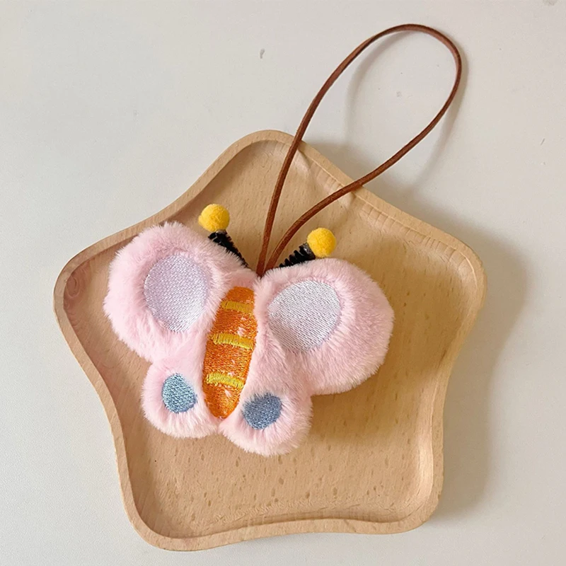 Autocollant de nom en peluche papillon grinçant pour enfants, porte-clés en peluche, étiquette de nom anti-perte, pendentif en peluche, breloque pour sac à dos, mignon, cadeaux