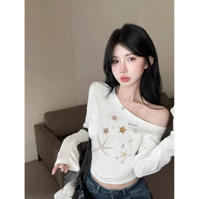 

Пуловер с буквенным принтом в корейском стиле, белая футболка с открытыми плечами, женский тонкий модный топ с открытыми плечами и длинными рукавами