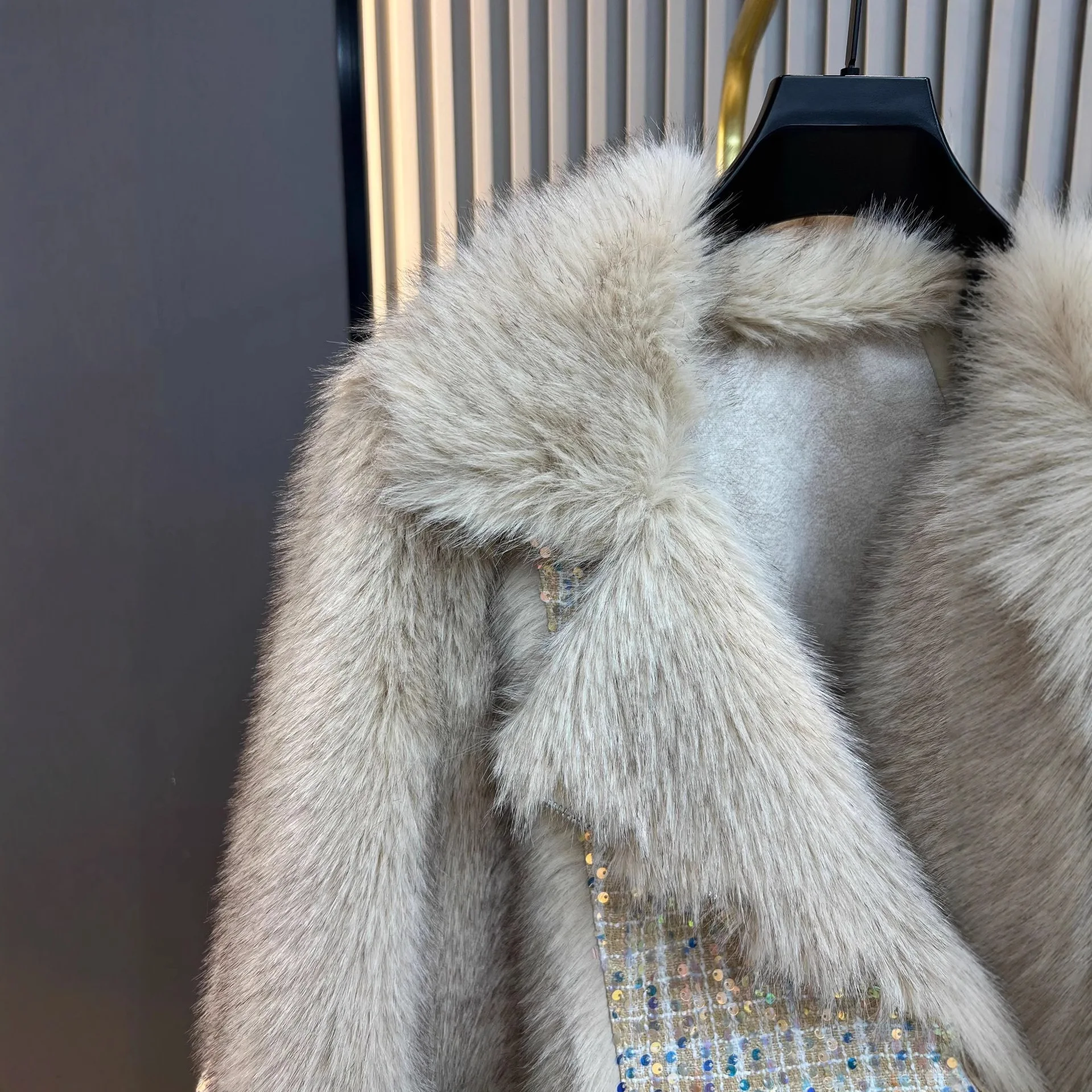 2025 شتاء جديد دعوى طوق فو الفراء المرقعة معطف سميكة منتصف طول معطف دافئ للنساء التنقل نمط الشتاء سترة