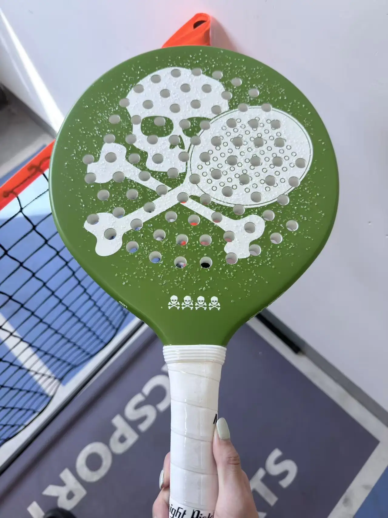 pala-de-tenis-con-superficie-texturizada-y-granulado-diseno-de-calaveras-y-huesos-cruzados-pala-de-fibra-de-carbono-perforada-para-practicar-este-deporte-al-aire-libre