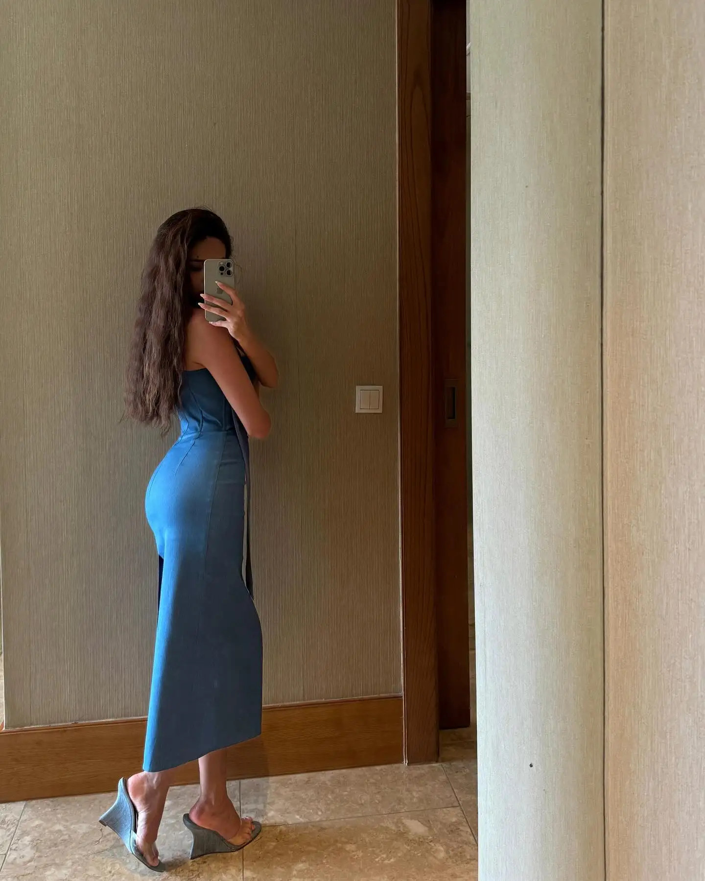 Abito da sera con nastri di fiori 3D dritti in jersey sexy personalizzato Abito da sera senza maniche con scollo a cuore di alta qualità