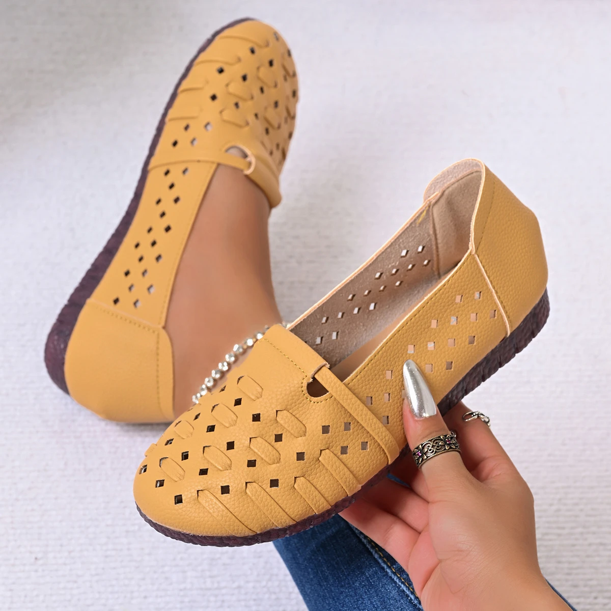 

2025 Summer New Casual Women Flats Hollowed-Out Mom Shoes Women Soft Leather Comfortable Loafers Outdoor Lightweight Sandals