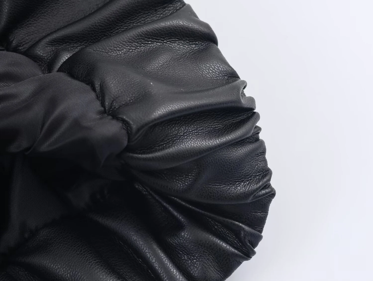 เสื้อแจ็คเก็ตหนังแฟชั่นผู้หญิงสไตล์ยุโรปและอเมริกาสำหรับฤดูหนาวแบบใหม่ ดีไซน์สองชิ้นหลอกตา ตัดต่อผ้าหนัง มีฮู้ด