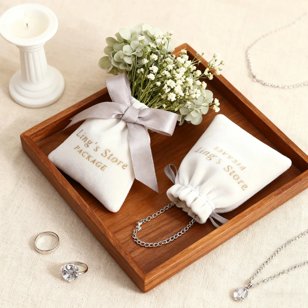 

100 шт., бежевая сумка с логотипом для ювелирных изделий на шнурке, бархатная персонализированная подарочная сумка, свадебные конфеты, косметические кольца, органайзер для сережек