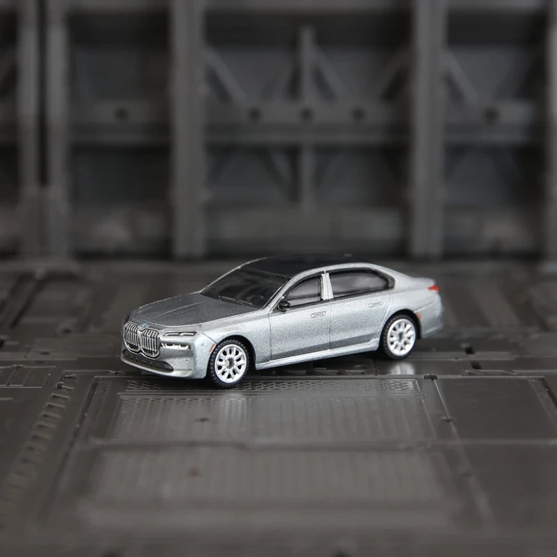 

CCA 1:72 BMW i7 модель автомобиля коллекция украшений миниатюрный детский игрушечный автомобиль из сплава подходит для подарков друзей.